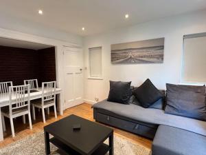 sala de estar con sofá y mesa en 3 Bed luxury house, 10 min walk to underground en Londres