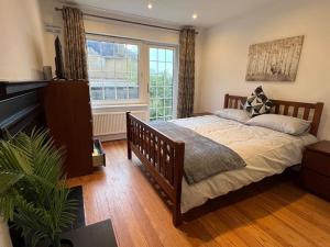 A bed or beds in a room at 3 Bed luxury house, 10 min walk to underground