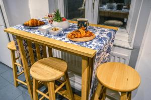 a table with bread on it with two chairs at Central 3 - Bedroom Townhouse in Brighton with Parking in Brighton & Hove
