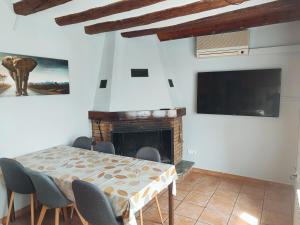 Prats de Rey的住宿－Casa rural Cal Codina，一间带桌子和壁炉的用餐室