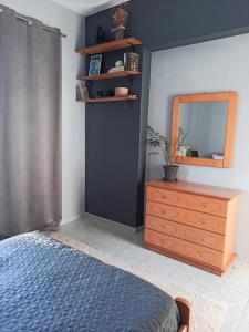 um quarto com um espelho e uma cómoda com uma cama em Lardos Apartment em Lardos
