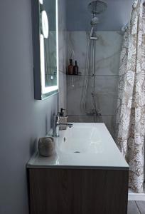 Paradise Apartment, Lardos Village tesisinde bir banyo
