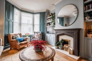 un soggiorno con camino e specchio di Arkles - Victorian Gem a Liverpool
