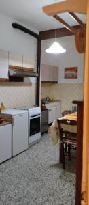 uma cozinha com um fogão e uma mesa em Il forno em Cossogno