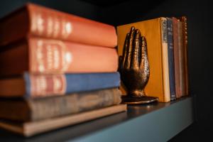 un gruppo di libri su uno scaffale con una statua di Arkles - Victorian Gem a Liverpool Altre 22 foto