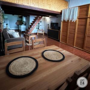 2 Matten auf einem Holztisch im Wohnzimmer in der Unterkunft LOFT-114 in Santa Cruz de Tenerife