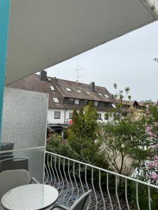 patio con mesa y sillas en el balcón en Hotel Seeschau en Reichenau