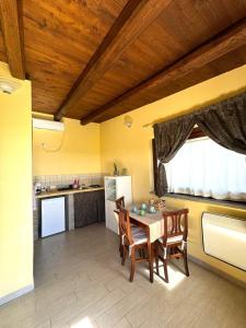 kuchnia ze stołem i krzesłami w pokoju w obiekcie Agriturismo Poggio Degli Ulivi w mieście Bomarzo