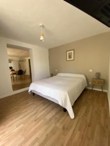 1 dormitorio con 1 cama grande y suelo de madera en Calenzana GR20, en Calenzana