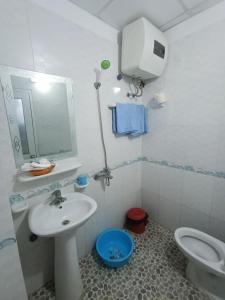 a bathroom with a sink and a toilet and a mirror at Nhà Nghỉ Kiên Cường - Kien Cuong Hostel in Cat Ba