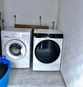 a washer and a washing machine in a room at Marsala al centro n 9 in Marsala