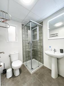 y baño con ducha, aseo y lavamanos. en Modern Three bed Apartment, en San Pedro del Pinatar
