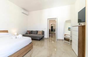 - une chambre avec un lit et un canapé dans l'établissement Come_Visit_Napoli, à Naples