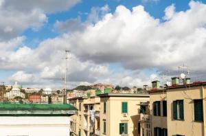 une ligne d'horizon avec des bâtiments et un ciel nuageux dans l'établissement Come_Visit_Napoli, à Naples