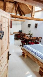 Habitación con cama, mesa y sillas. en Jílová tvrz en Rožmberk nad Vltavou