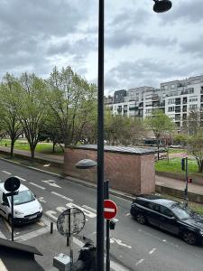 Blick auf eine Straße mit Autos auf einem Parkplatz in der Unterkunft Appartement F2 - Stade de France in Saint-Denis