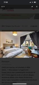 strona internetowa sypialni z łóżkiem i oknem w obiekcie Appartamento confortevole w mieście Deinze