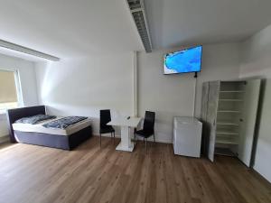 um quarto com uma cama e uma mesa com cadeiras em Pension Calenius em Erfurt