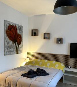 una camera da letto con un letto e un dipinto a fiori sul muro di Jeemma a Galliera Veneta
