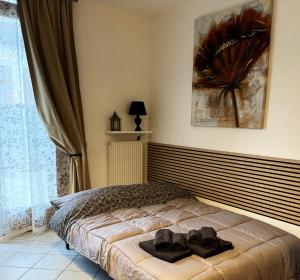 a bedroom with a bed with towels on it at Jeemma in Galliera Veneta