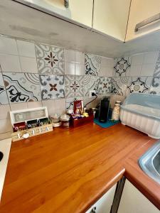 cocina con encimera de madera y fregadero en City lux apartment 2 en Serres
