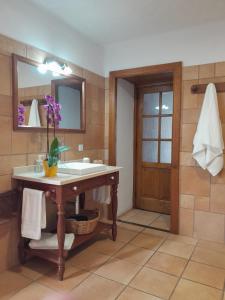 a bathroom with a sink and a mirror at Casa Origenes in Haría