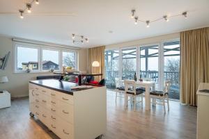 una cucina e un soggiorno con un tavolo e una sala da pranzo di Haus-Ostseeapartments-am-Fehmarnsund-Wohnung-27-Strandrubin a Grossenbrode