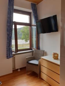 a room with a chair and a desk and a window at Loreleyquartier in Sankt Goarshausen