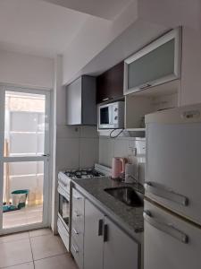 門多薩的住宿－Shanti Alojamiento Monoambiente y Departamento，厨房配有水槽和炉灶 顶部烤箱