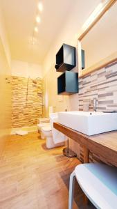 ein Badezimmer mit einem weißen Waschbecken und einem WC in der Unterkunft Affittacamere Zi Pasquale in Porto Recanati