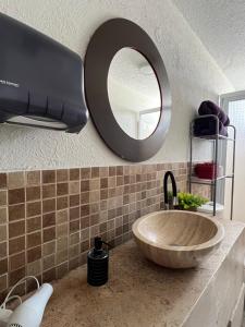 a bathroom with a sink and a mirror on the wall at Casa Petfriendly Bosque de la Primavera in Guadalajara