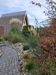 un jardín con un camino de piedra que conduce a una casa en Finnhütte Amelie, en Gager