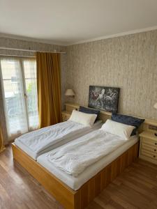 Hotel Seeschau في رايشناو: غرفة نوم بسرير كبير ونافذة