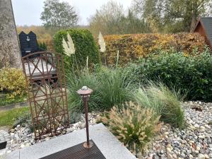 un jardín con una puerta y un lecho de plantas en Finnhütte Amelie, en Gager