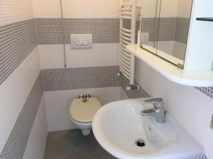 une petite salle de bain avec un lavabo et des toilettes dans l'établissement Sant'Andrea Appartamento nel borgo antico, à Levanto