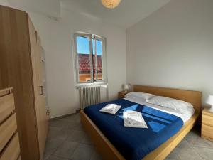 une chambre avec un lit avec deux serviettes dessus dans l'établissement Sant'Andrea Appartamento nel borgo antico, à Levanto