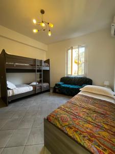 - une chambre avec 2 lits superposés et un lustre dans l'établissement Sant'Andrea Appartamento nel borgo antico, à Levanto