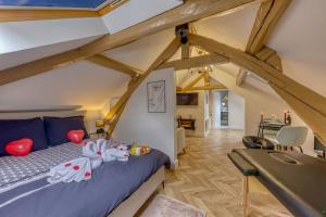 een slaapkamer met een bed met knuffels erop bij Romantique love room / 15mn Fontainebleau in Montereau-faut-Yonne