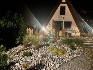 un jardín frente a una iglesia por la noche en Finnhütte Amelie, en Gager