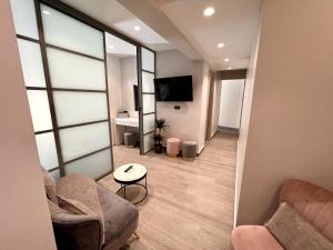 uma sala de estar com dois sofás e uma televisão em Urban Suite em Iráclio
