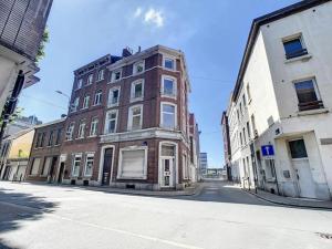 een hoog bakstenen gebouw aan de kant van een straat bij Charleville 39 K Bruxelles-charleroi-aéroport in Charleroi