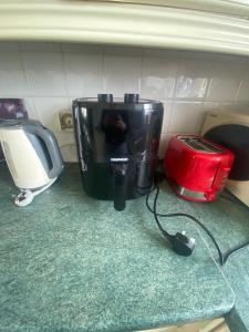 eine Küchentheke mit Kaffeemaschine und Mixer in der Unterkunft Ceecliff flat in Culdaff