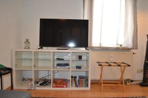 a flat screen tv on top of a white entertainment center at Zentrale Eigentumswohnung + kostenlosem Parkplatz in Sindelfingen