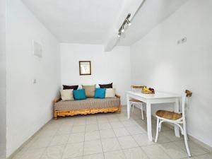 Habitación con cama, escritorio y mesa. en Lemon Nest, en Marathokampos 27 fotos más