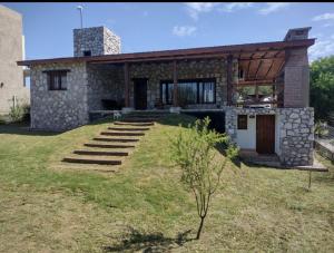 een stenen huis met een keuken in de tuin bij Cabaña de piedra Los Crespines in San Antonio de Arredondo