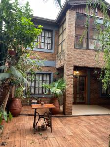 una casa con un tavolo davanti di La Casona de Mabel a Puerto Iguazú