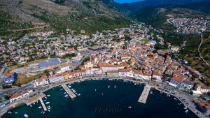 una vista aérea de una ciudad con puerto en Apartments Laura, en Senj