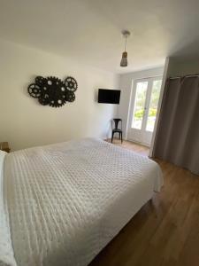 1 dormitorio con cama blanca y ventana en Calenzana GR20, en Calenzana