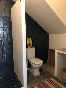 a bathroom with a toilet with a sign on it at Farmacia Beach House in Odemira