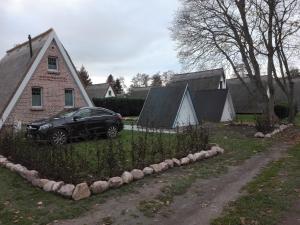 un coche negro estacionado frente a una casa en Finnhütte Bernstein, en Gager